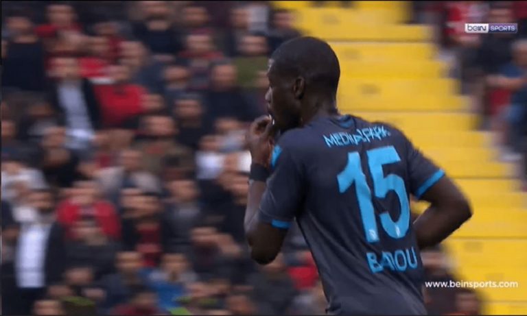 Έπος! Παίκτης της Τραμπζονσπόρ τρώει (!) το χαρτάκι με τις οδηγίες (vid)