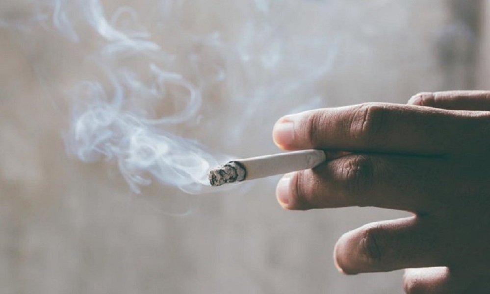 Πνευμονολόγος: «Το κάπνισμα αποτελεί τον ευκολότερο τρόπο μετάδοσης του κορονοϊού!»