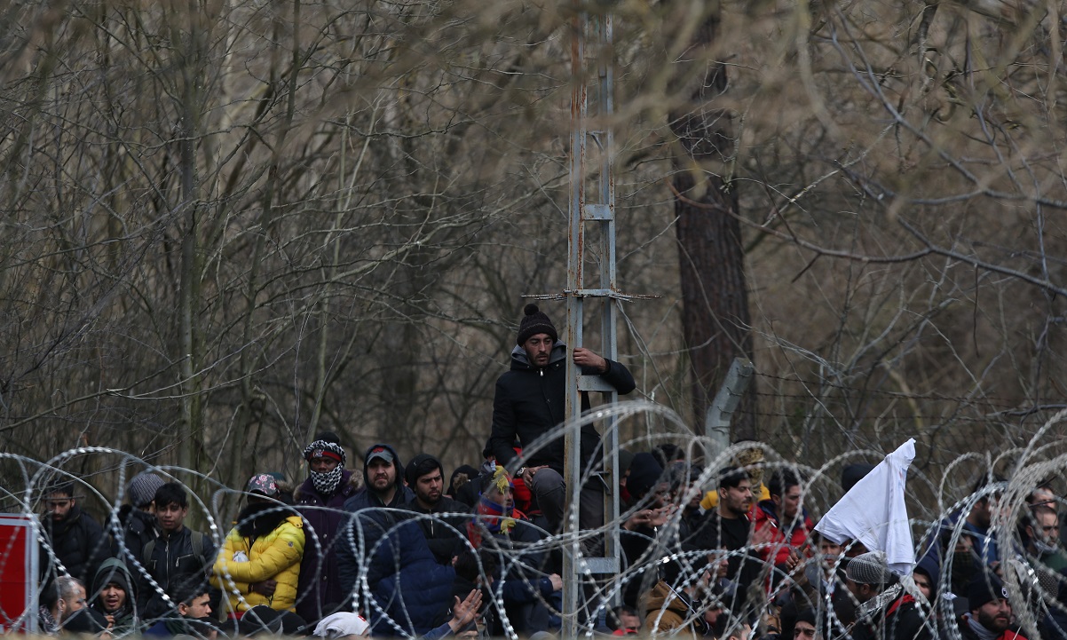 Έβρος: Μετανάστες προσπαθούν με κάθε τρόπο να περάσουν τα σύνορα (vid)