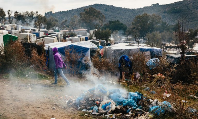 Λέσβος: Έβαλαν φωτιά σε κλειστή δομή μεταναστών (vid)