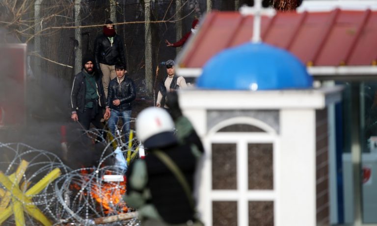 Έβρος: Επίθεση μεταναστών στους αστυνομικούς με καδρόνια και πέτρες! (vid)
