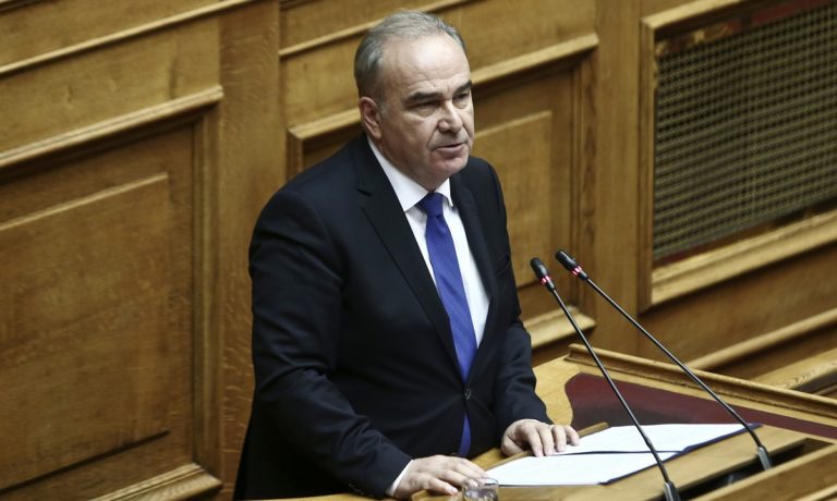 Κορονοϊός: Η κυβέρνηση πήρε θέση για το… επίμαχο διαφημιστικό με το αντισηπτικό (vid)