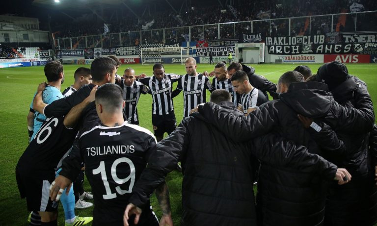 ΟΦΗ: Τραγούδησαν τον εθνικό ύμνο και σήκωσαν πανό για Έβρο