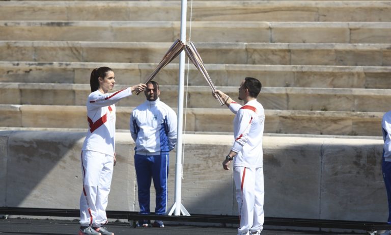 Ολυμπιακή Φλόγα: Παραδόθηκε σε άδειο Καλλιμάρμαρο (vid, pics)