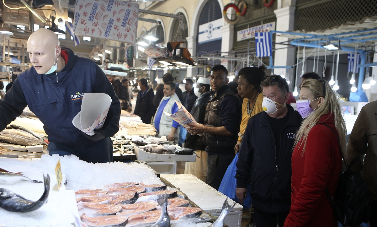 Κορονοϊός: Αρκετός ο κόσμος στην κεντρική κρεαταγορά και ψαραγορά της Αθήνας (pics)