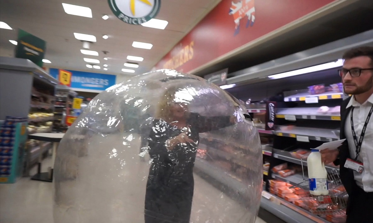 Κορονοϊός: Βγήκε να ψωνίσει μέσα σε πλαστική μπάλα για να προστατευτεί! (vid)