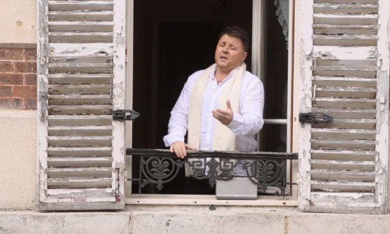 Κορονοϊός – Γαλλία: Τενόρος δίνει συναυλίες από το μπαλκόνι του (vid)