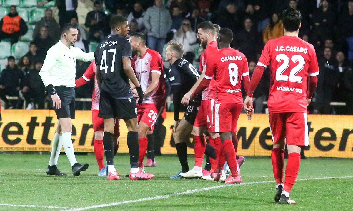 Καρπετοπουλος: «Ο Βρέσκας άφησε 11′ καθυστερήσεις επειδή δεν έδωσε το πέναλτι» (vid)