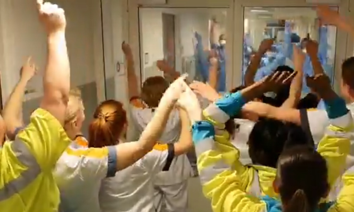 Ανατριχίλα: Νοσηλευτές τραγουδούν το «you ‘ll never walk alone» πίσω από κλειστές πόρτες! (vid)