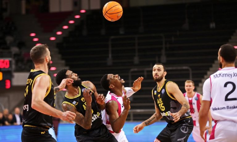 FIBA: Κατεβάζει ρολά σε όλες τις διοργανώσεις της