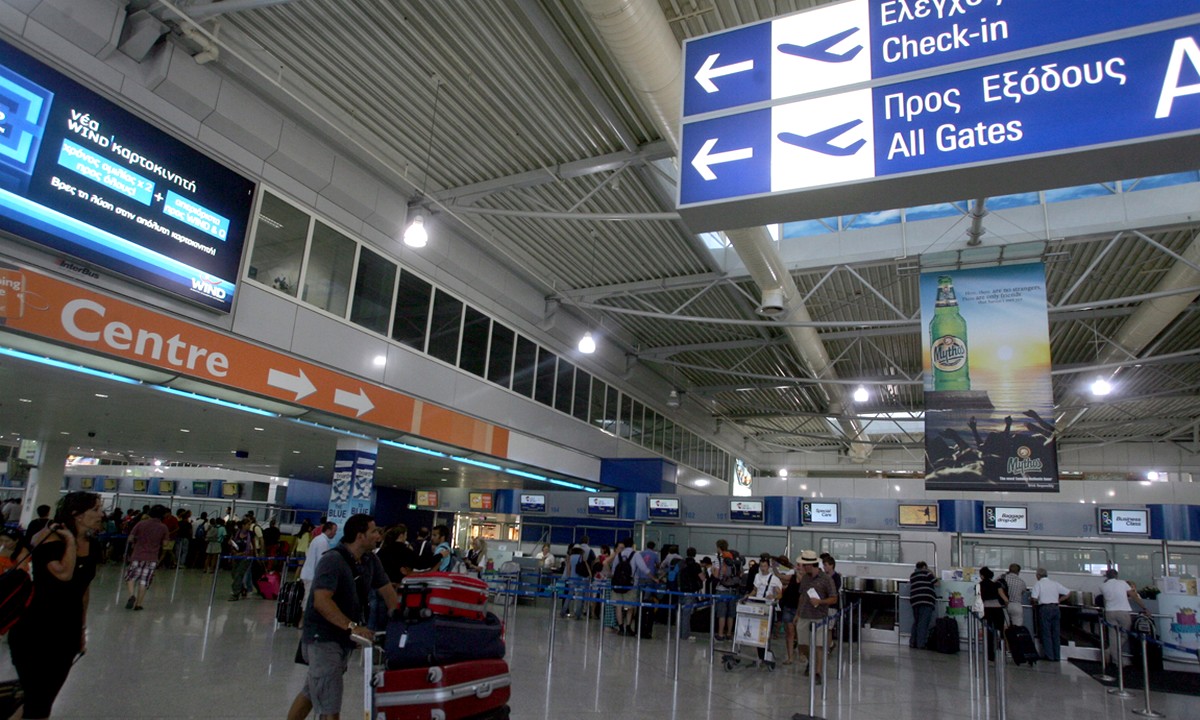 Κορονοϊός: Ανοιχτό το ενδεχόμενο να κλείσουν όλα τα αεροδρόμια της χώρας