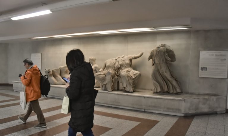 Κουκουλοφόροι βανδάλισαν αγάλματα και έγραψαν συνθήματα στον σταθμό του μετρό Ακρόπολης (vid)