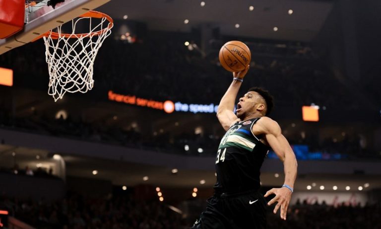 Αντετοκούνμπο: Η αφιέρωση για τη μητέρα στα παπούτσια του (pics)