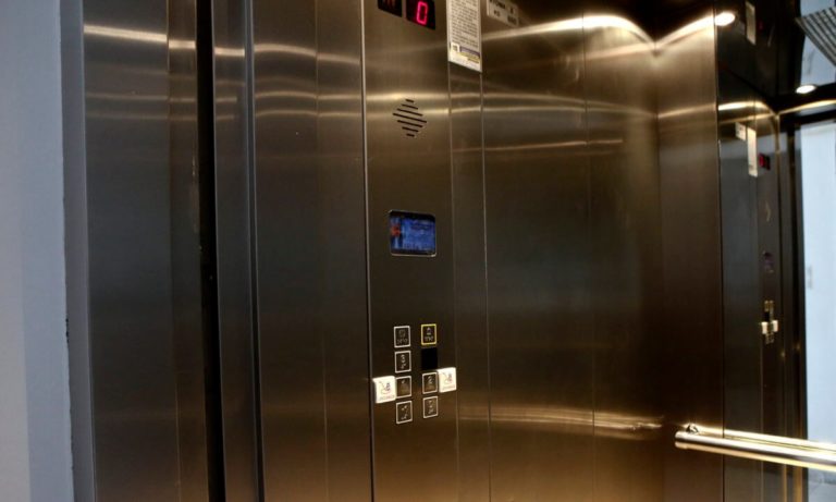 Κορονοϊός: Το απίθανο κόλπο για να πατάς το κουμπί του ασανσέρ (vid)