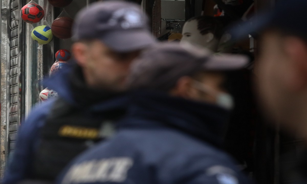Βέροια Κορονοϊός μέτρα: Αστυνομικοί σε μαγαζί - Δυο άτομα τη φορά