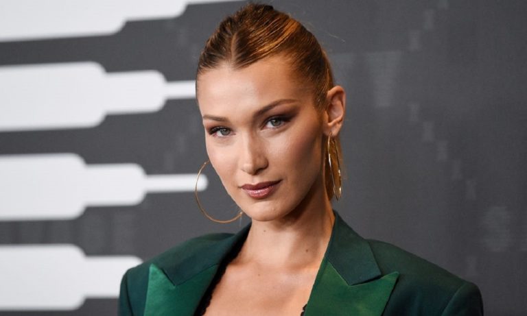 Topless η Bella Hadid για να μας κάνει να μείνουμε σπίτι (pic)