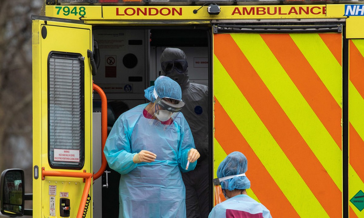Συγκλονίζει γιατρός στη Βρετανία: «Μακάρι να μπορούσα να ξεχάσω τα πρόσωπα όσων είδα να πεθαίνουν»