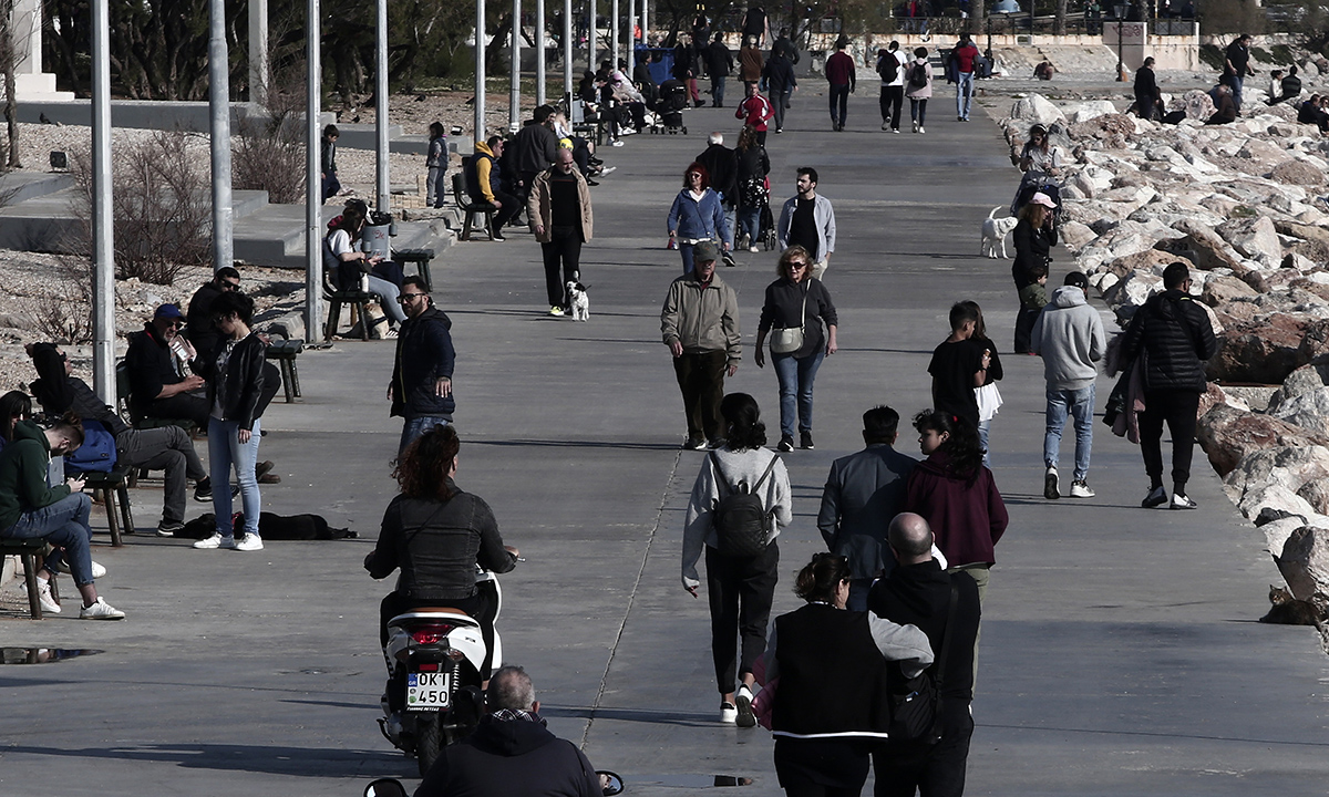 Κορονοϊός: Βγήκαν στις παραλίες για… διαλογισμό, πολεμικές τέχνες, περίπατο, μαύρισμα (pics)