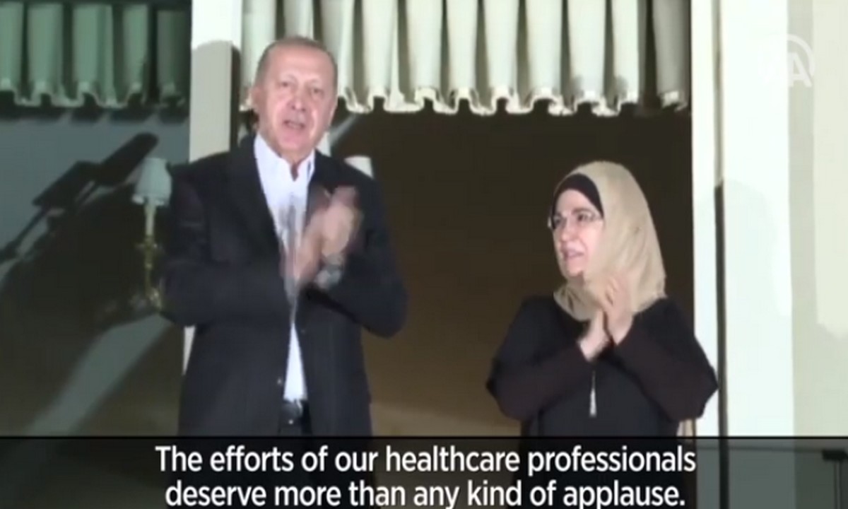 Ερντογάν: Στο μπαλκόνι για το χειροκρότημα στους γιατρούς (vid)