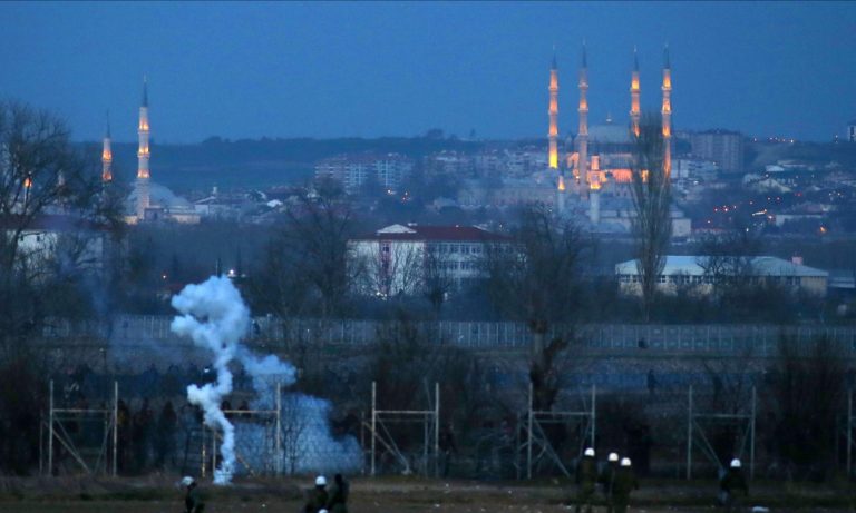 Έβρος μεταναστευτικό: Ντοκουμέντο, Τούρκος αστυνομικός ρίχνει δακρυγόνα (vids)