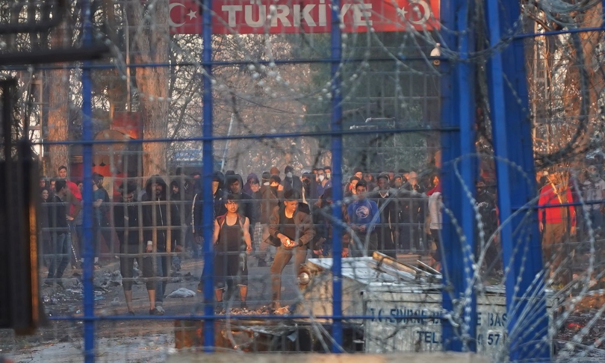 Έβρος: Μετανάστες επιχείρησαν να ρίξουν φλεγόμενο δέντρο στον φράκτη (vids)