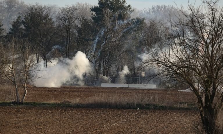 Έβρος: Νέα επεισόδια στις Καστανιές με ρίψη δακρυγόνων (vids)
