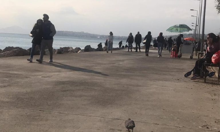 Κορονοϊός: Σφύζει από κόσμο ο Φλοίσβος – Αγνοούν τις οδηγίες οι πολίτες! (vid+pics)