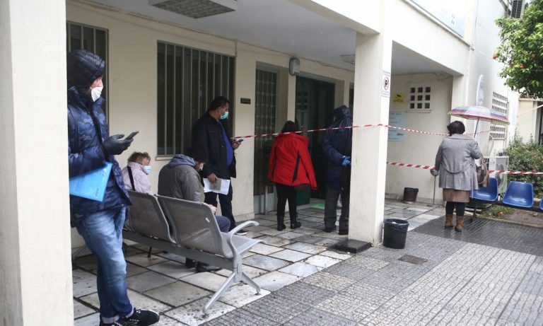 Κορονοϊός: Παρά την καραντίνα, κόσμος μαζεύεται έξω από φαρμακείο του ΕΟΠΥΥ (pics)