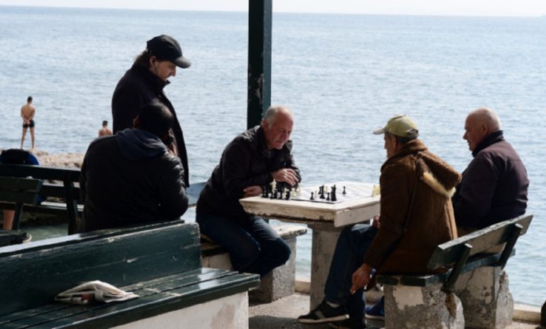 Κορονοϊός – Ελλάδα: «Ανταγωνίζονται» τους Θεσσαλονικείς οι Αθηναίοι – Συνεχίζουν τις βόλτες (vid)