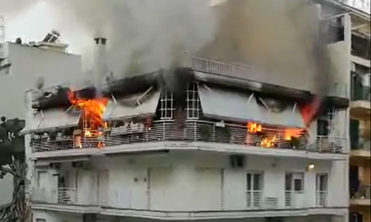 Θεσσαλονίκη: Καίγεται πολυκατοικία στο κέντρο (αποκλειστικά βίντεο)