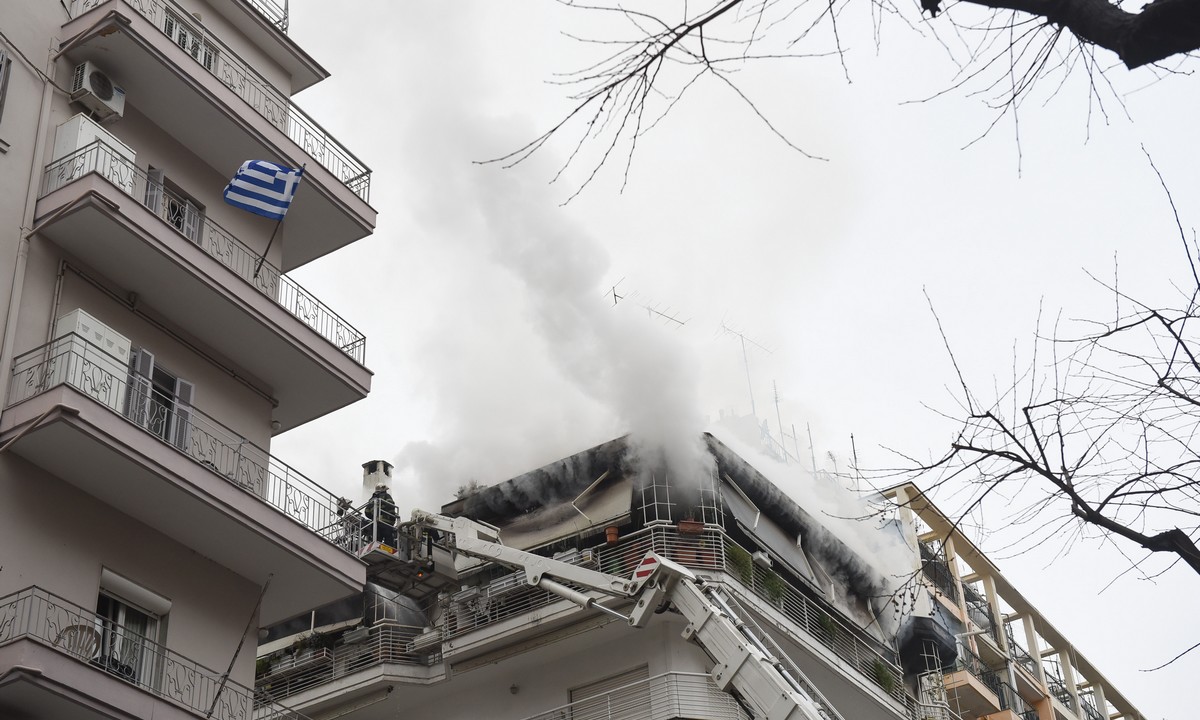 Τραγωδία στη Θεσσαλονίκη: Δύο νεκροί από τη φωτιά στο κέντρο! (vids)