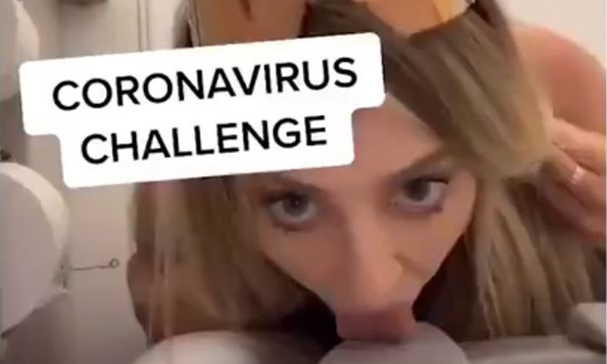 Κορονοϊός: Μία αηδία! Γλείφει λεκάνη και το ονομάζει «Coronavirus challenge» (vid)