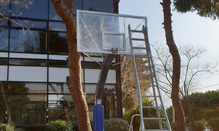 Γλυφάδα: Αφαίρεσαν τα στεφάνια από τις μπασκέτες για να μη μαζεύεται κόσμος (pics)