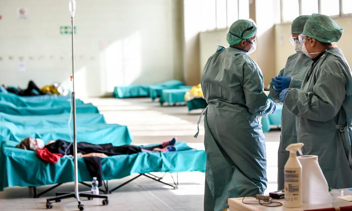 Ιταλία – Κορονοϊός: Πέθανε γιατρός που κούραρε ασθενείς χωρίς γάντια λόγω ελλείψεων