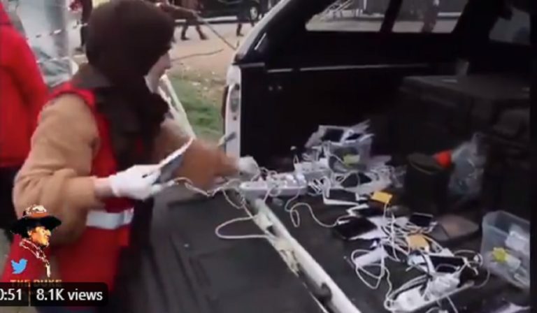 Eπιχείρηση φόρτισης κινητών των προσφύγων στον Έβρο