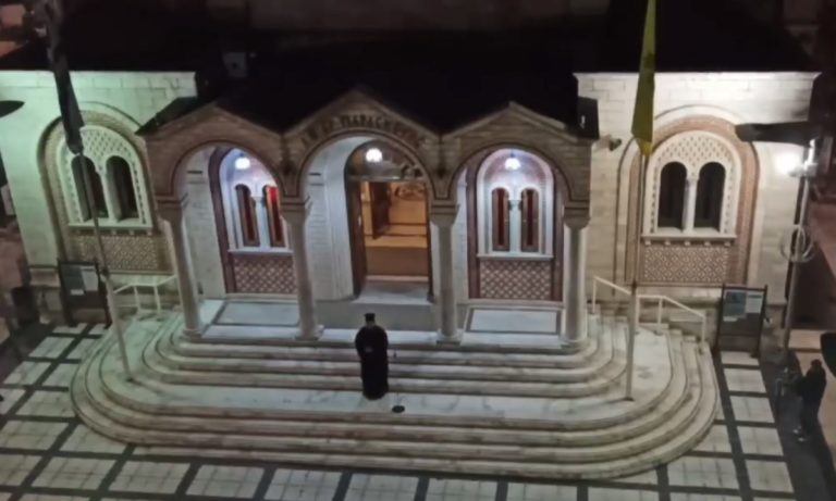 Κορονοϊός: Έψαλε «Τη Υπερμάχω» από το προαύλιο του ναού – Συμμετοχή από τα μπαλκόνια για τους πιστούς (vid)