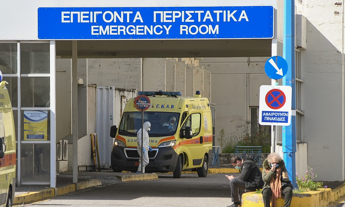 Κορονοϊός: Συγκλονίζουν οι περιγραφές Ελλήνων νοσηλευτών – «Οι άνθρωποι μοιάζουν να παθαίνουν ασφυξία»