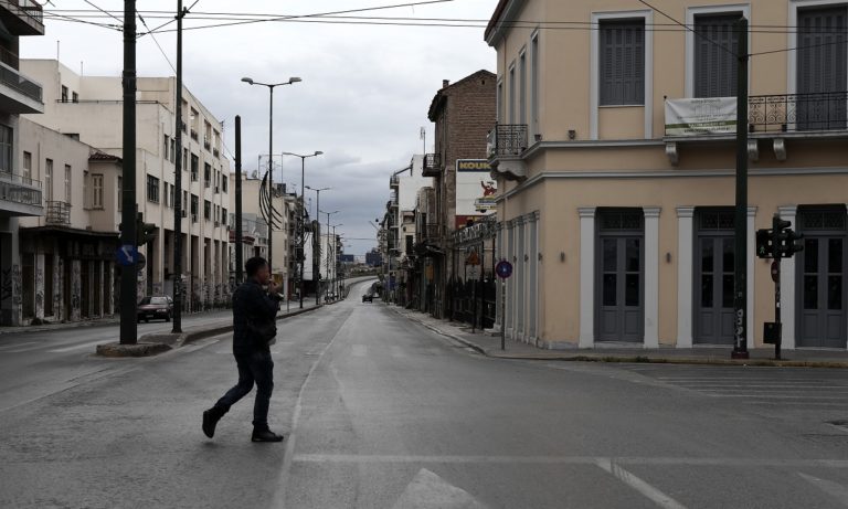 Κορονοϊός: Αυστηροποιούνται οι έλεγχοι – Διευκρινίσεις για τις άδειες εξόδου (vid)