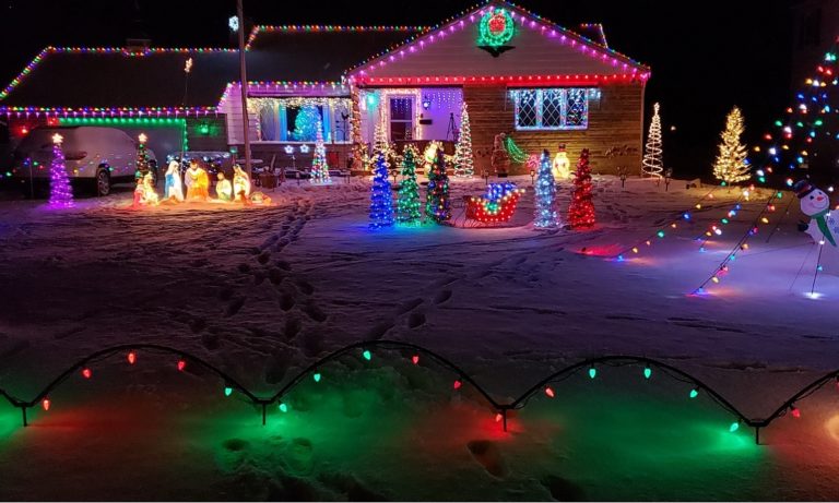 Κορονοϊός: Γιατί στολίζουν ξανά οι Αμερικανοί τα Χριστουγεννιάτικα φωτάκια τους; (pics)