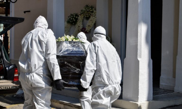 Κορονοϊός: Ραγίζουν καρδιές τα «αντίο» και οι εκκλήσεις από συγγενείς των νεκρών στην Ελλάδα (vid)