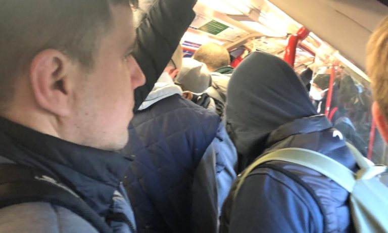 Βρετανία: Ποιος κορονοϊός; Στοιβάζονται στο μετρό οι πολίτες! (pics)