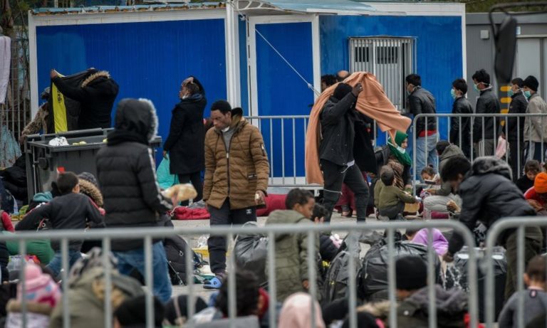 Μυτιλήνη: Fake news «κατέβασαν» τους μετανάστες στο λιμάνι (vids)
