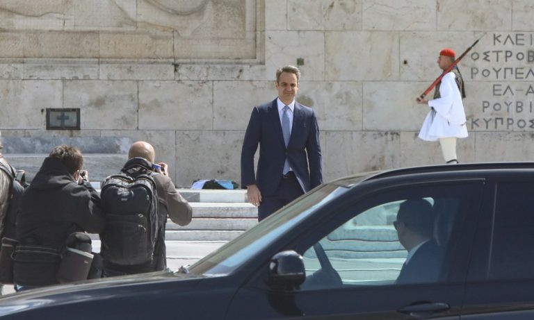 25η Μαρτίου: Κατάθεση στεφάνων στην άδεια Αθήνα – Πτήσεις μαχητικών στο Σύνταγμα (pics)