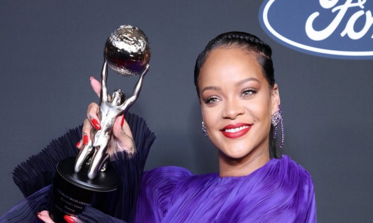 H Ριάνα προσφέρει 5.000.000 στη μάχη κατά του ιού