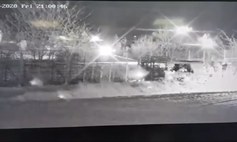 Σύνορα: Τουρκικό τεθωρακισμένο προσπαθεί να ρίξει τον φράχτη! (vid)