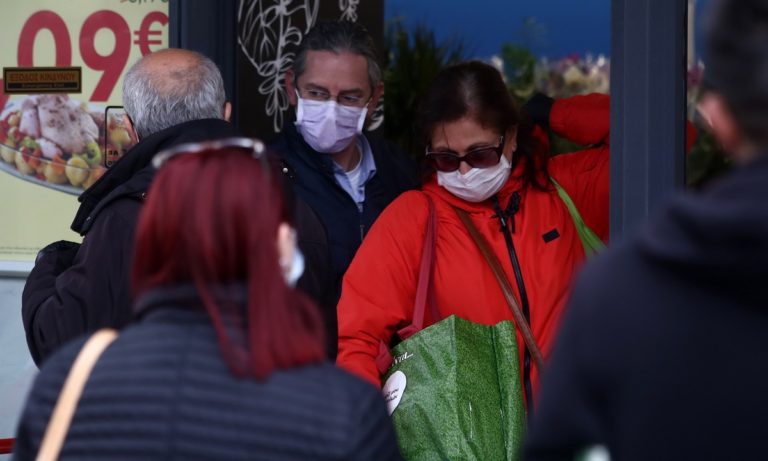 Εικόνα πανικού vol2: Φωτογραφία από μπαλκόνι γεμάτο χαρτιά υγείας