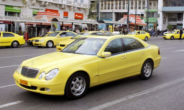 Κορονοϊός: Οδηγοί ταξί σε ρόλο ασθενοφόρου και διανομέων (vid)