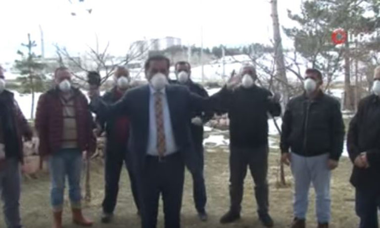 Κορονοϊός – Τουρκία: Τραγουδιστής ζητάει από τον ιό να «χτυπήσει» την Ελλάδα (vid)