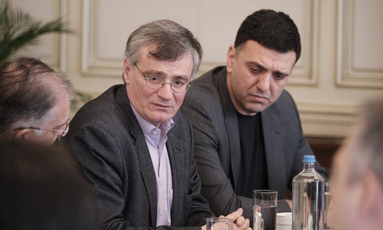 Ο Σωτήρης Τσιόδρας ψάλλει στη λειτουργία της Σταυροπροσκυνήσεως (vid)