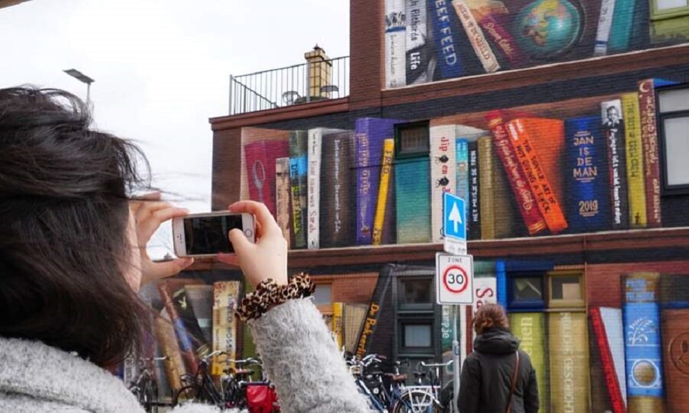 Καλλιτέχνης μετατρέπει τα μουντά κτίρια σε βιβλιοθήκες με γκράφιτι (pics)